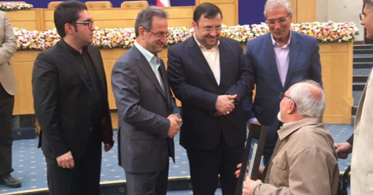 در اولین همایش ملی نشان مسئولیت اجتماعی ایران صورت گرفت: اهدای «تندیس برنزین مسئولیت اجتماعی ایران» به تنها کارآفرین معلولان در کشور
