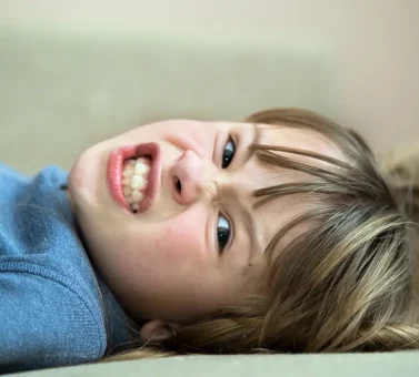 دندان قروچه در کودکان، دلایل و راه های درمان آن