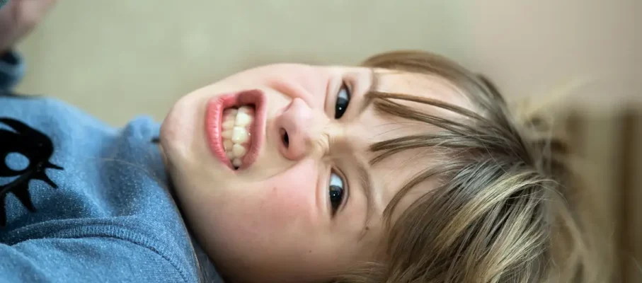 دندان قروچه در کودکان، دلایل و راه های درمان آن