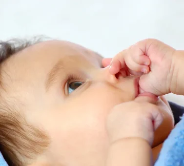 مکیدن انگشت در کودکان: عادتی طبیعی یا نگران کننده؟