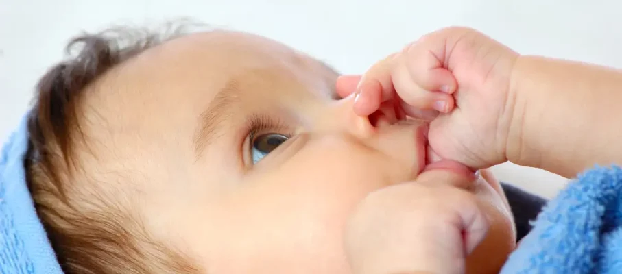 مکیدن انگشت در کودکان: عادتی طبیعی یا نگران کننده؟