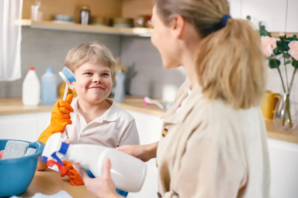 کمک کردن کودک در انجام کارهای خانه