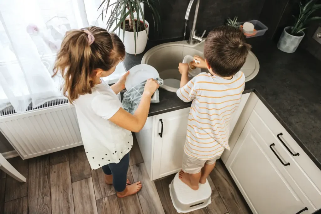 کمک کردن کودک در انجام کارهای خانه